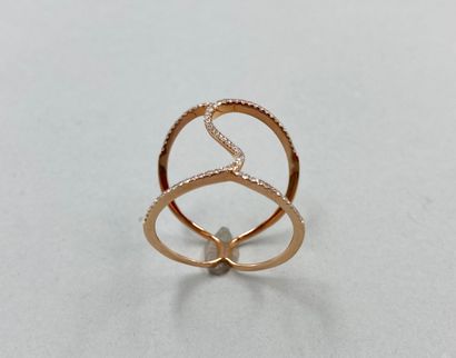 null Fine 18k rose gold ring formed of moving lines, diamond on the top.

Gross weight:...
