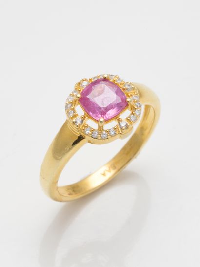 null Gold vermeil ring set with a cushion-cut pink sapphire in a circle of zircons....