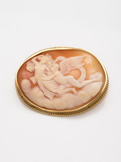 null Important oval cameo representing Venus and love, the setting in 18k yellow...