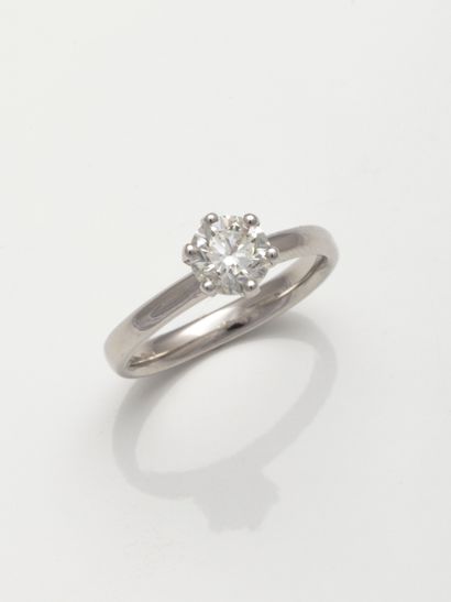 null Solitaire ring in 18k white gold with a brilliant-cut diamond of 1.02cts in...