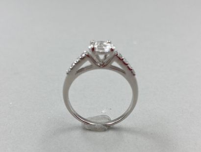 null 18k white gold ring set with a princess-cut diamond surrounded by 4 navette...