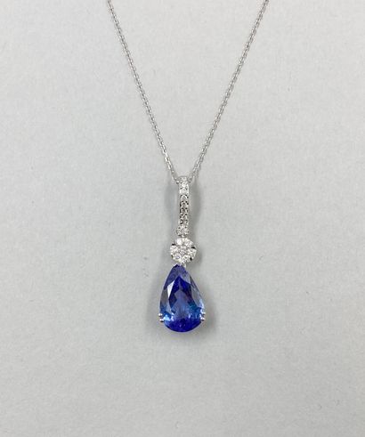 null Pendentif goutte en or blanc 18k serti d'une tanzanite taille poire de 3,85...