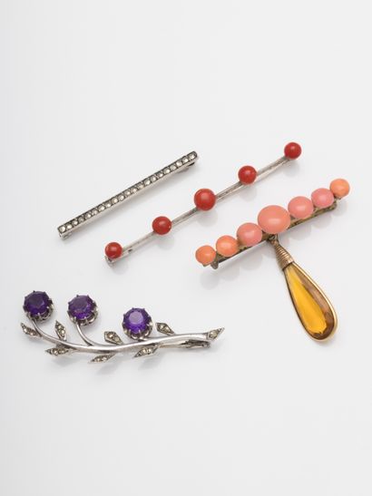 null Lot in silver and metal including : 

- Brooch flowered branch set with amethysts...