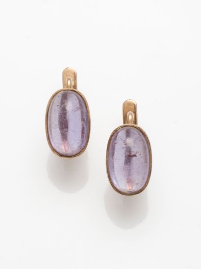 null Pair of 18k yellow gold earrings set with a synthetic pink sapphire cabochon....