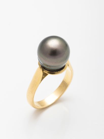 null Ring in 18k yellow gold set with a grey Tahitian pearl of about 10mm diameter....