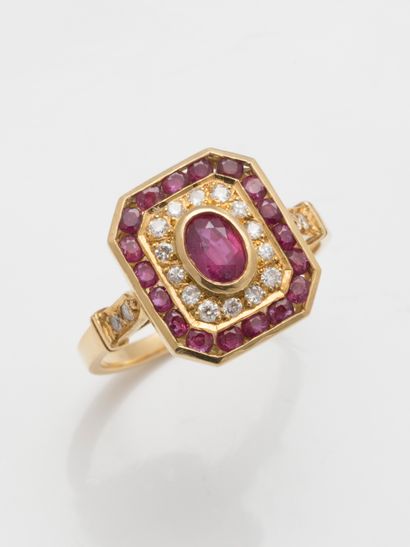 null Small hexagonal ring in 18k yellow gold set in the center with an oval ruby,...