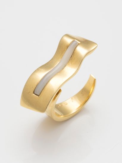 null Design ring in 18k yellow gold representing a wave centered by a line of white...