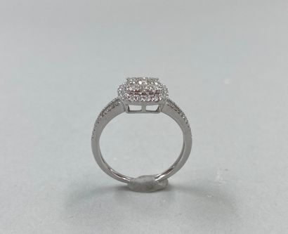 null Cushion ring in 18k white gold set with a diamond in the center and decorated...