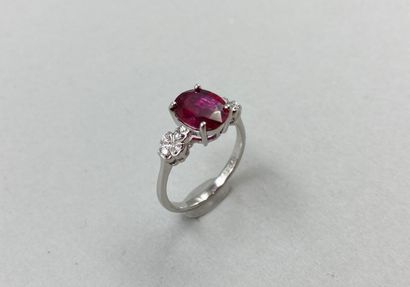 null 18k white gold ring set with a natural ruby of 2.04cts and clover-shaped diamond...