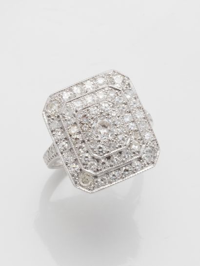 null 
18k white gold cushion-shaped rectangular ring with tiers paved with diamonds....