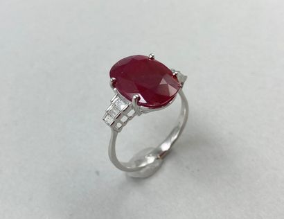 null Ring in 18k white gold set with a natural Pinkish Red ruby of 4.03ct and 6 baguette...