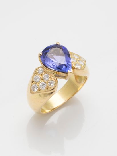 null Ring in 18k yellow gold with a beautiful pear-shaped tanzanite set with two...