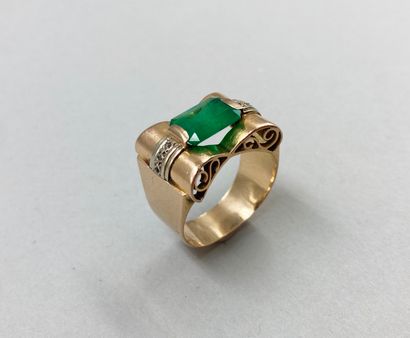 null 18k rose gold tank ring set with a 2.20ct Colombian emerald and roses in a scrolling...