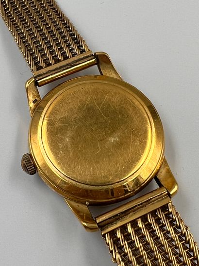 null OMEGA 

Bracelet watch in 18k yellow gold. Dial with cream background signed....