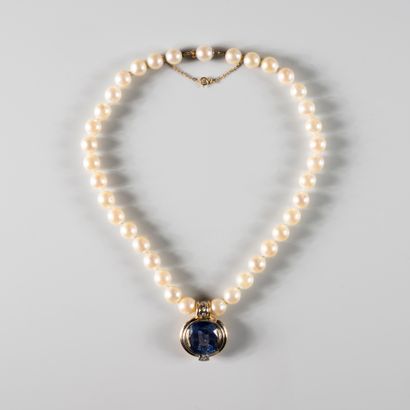 null Necklace of cultured pearls of a diameter of 8mm approximately decorated with...