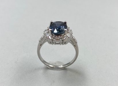 null Marquise ring in 18k white gold surmounted by a natural sapphire of 3.73cts...