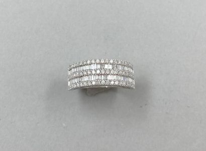 null 18k white gold ring, the upper part set with 3 lines of brilliant-cut diamonds...