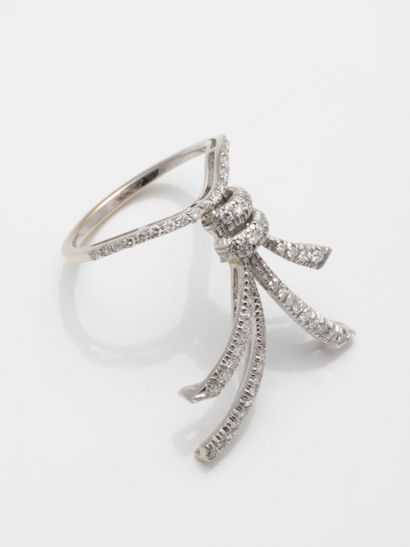 null Fireworks ring in 18k white gold, underlined by lines of diamonds. 

Gross weight:...