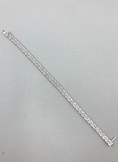 null Bracelet ruban en or gris 18k formé d'une ligne de motifs triangulaires sertis...
