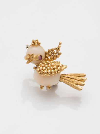 null Naturalist brooch in 18k yellow gold representing a bird, the body composed...