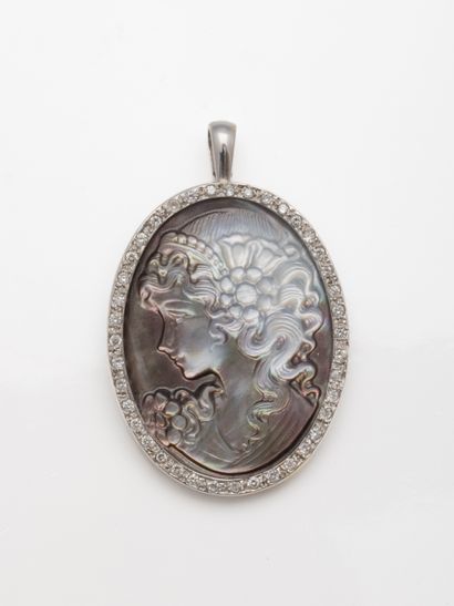 null 18k white gold pendant brooch with a cameo on mother-of-pearl representing a...