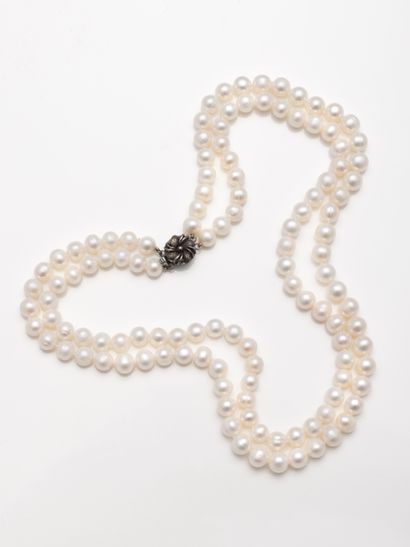 null 
Necklace choker with double row of white cultured pearls of a diameter of 7/8mm....