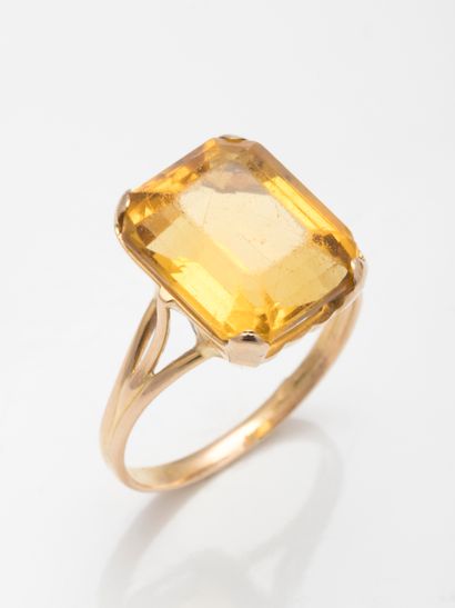 null Yellow gold ring 18k decorated with an emerald cut citrine. 

Gross weight:...