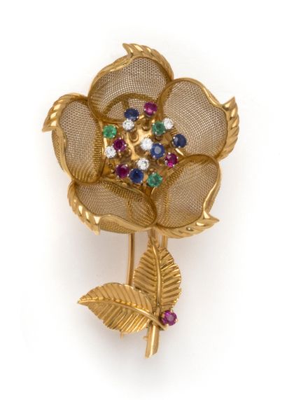 null Flower brooch with mechanism in 18k yellow gold, the mobile petals in gold mesh...
