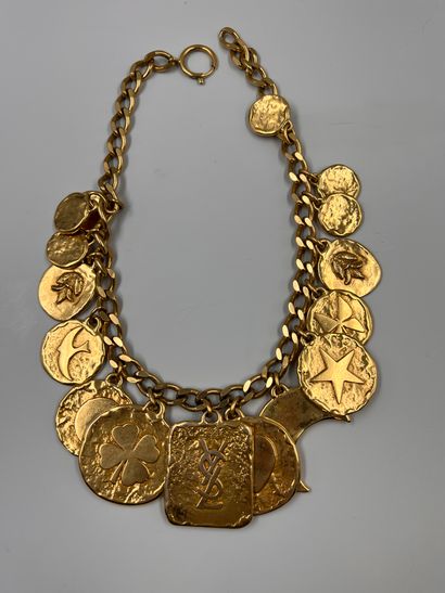 null YVES SAINT LAURENT

Parure en métal doré comprenant collier et bracelet à pampilles...