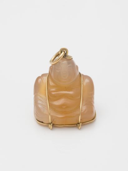 null Pendant in 18k yellow gold holding a Buddha in carved agate. 

Gross weight:...