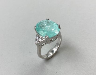null 18k white gold ring set with a large natural Paraiba tourmaline of 5.86cts with...