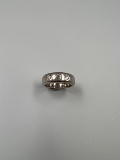 null Wedding ring in 18k white gold set with three brilliant-cut white diamonds....