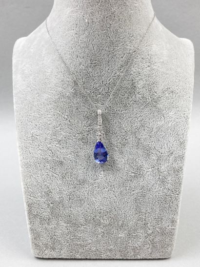 null Pendentif goutte en or blanc 18k serti d'une tanzanite taille poire de 3,85...