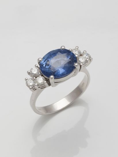null 18k white gold ring set with an oval sapphire, probably from Ceylon, weighing...