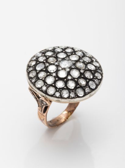 null 
Ring in 9k gold and silver with a round design entirely paved with diamonds....