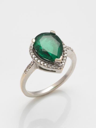 null Ring in 18k white gold with a pear-shaped chrysoprase surrounded by a fine line...