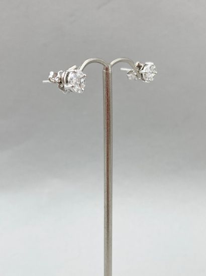 null Paire de boutons d'oreilles ronds en or blanc 18k ornés chacun d'un diamant...