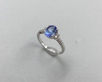 null Ring in 18k white gold set with an oval tanzanite of 1.15ct with 5 diamonds...