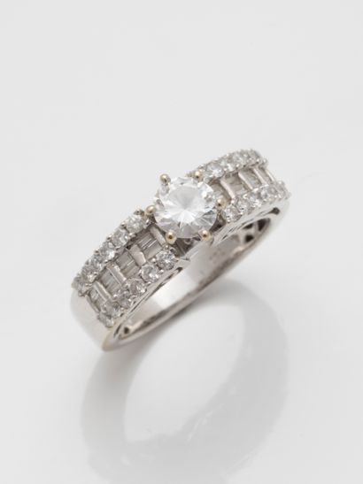 null Demi alliance en or gris 18k, l'anneau est pavé de diamants et de baguettes,...