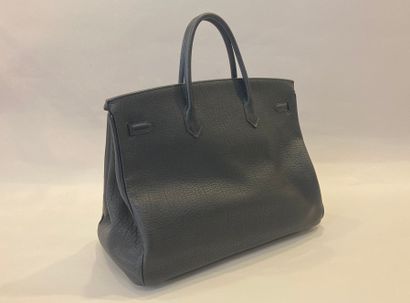 null HERMES Paris 

Birkin bag in matt black grained leather, 40cm. 

Gold-plated...