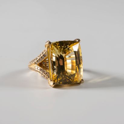 null 
Bague en or jaune 18k ornée d'un saphir jaune naturel de Ceylan de 19,32cts.




Poids...