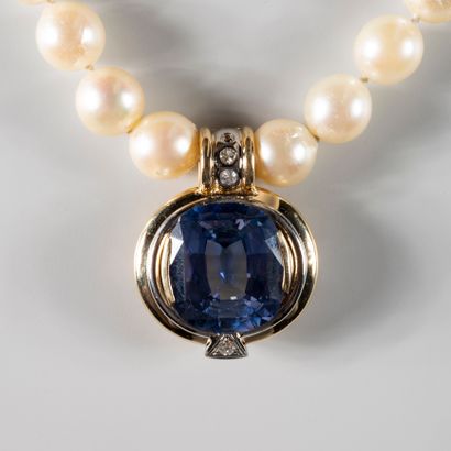 null Necklace of cultured pearls of a diameter of 8mm approximately decorated with...
