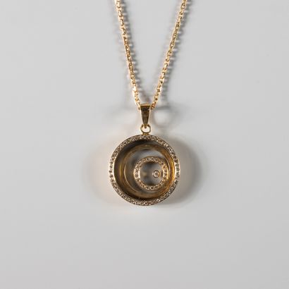 null Circular pendant in 18k yellow gold composed of diamond circles and mobile diamonds...