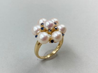 null Flower ring in 18k yellow gold set with 7 cultured pearls and sapphires.

Gross...