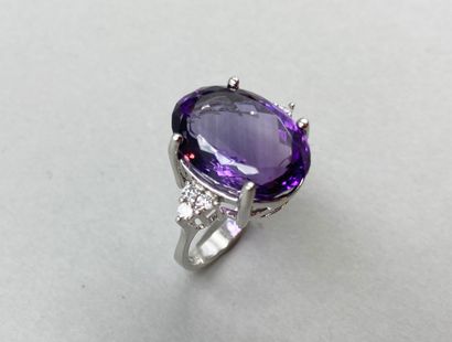 null Ring in 18k white gold set with a large amethyst of 10ct approximately, with...