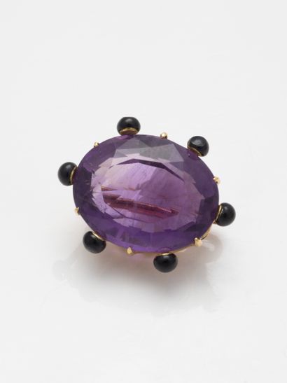 18k yellow gold brooch with an oval amethyst...