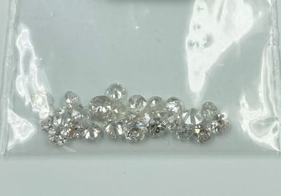 null Lot de diamants taille ancienne sur papier comportant 28 pierres pour un total...