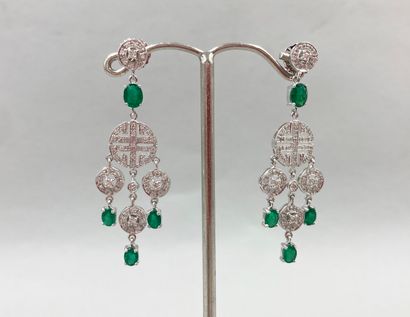 null Pair of 18k white gold candlestick earrings holding diamond motifs and 4 emeralds...