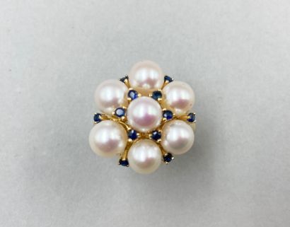 null Flower ring in 18k yellow gold set with 7 cultured pearls and sapphires.

Gross...