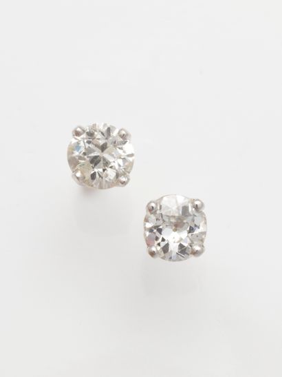 null Paire de boutons d'oreilles ornés de diamants demi taille pesant 0,80cts chacun...